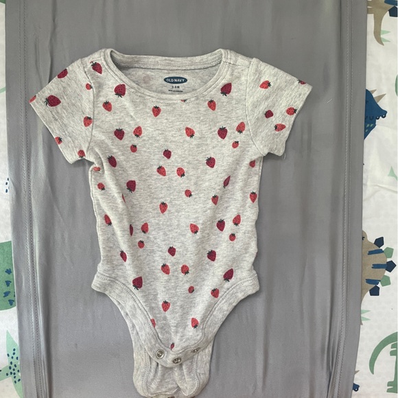 0-6 month bundle: 3 short sleeve onesies, 2 long sleeve onesies - Picture 3 of 5